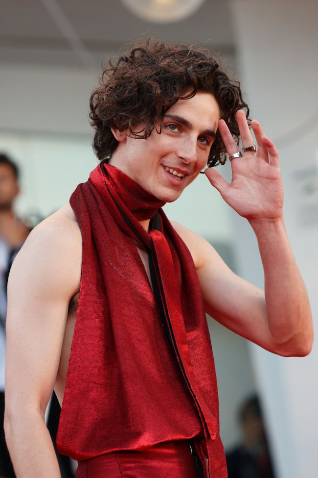 Dua cincin statement yang dikenakan pada jari telunjuk dan tengah melengkapi keseluruhan gayanya. Foto: Stefania DAlessandro/Getty Images