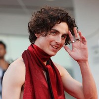 Dua cincin statement yang dikenakan pada jari telunjuk dan tengah melengkapi keseluruhan gayanya. Foto: Stefania DAlessandro/Getty Images