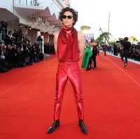 Untuk memberi kesan edgy, aktor kelahiran New York, Amerika, ini mengenakan boots hitam dengan material patent lather yang berefek glossy. Foto: Getty Images/Pascal Le Segretain