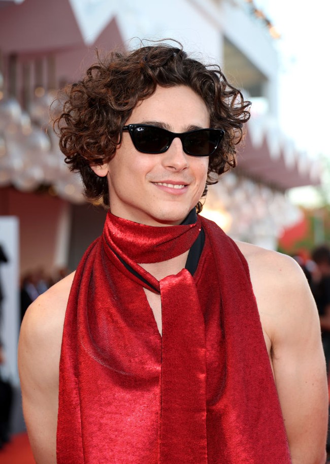 Seperti biasanya, Timothee Chalamet tidak terlalu banyak menata rambutnya. Sebab rambut keriting yang dibiarkan acak menjadi salah satu ciri khas gayanya. Foto: Getty Images/Pascal Le Segretain