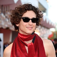 Seperti biasanya, Timothee Chalamet tidak terlalu banyak menata rambutnya. Sebab rambut keriting yang dibiarkan acak menjadi salah satu ciri khas gayanya. Foto: Getty Images/Pascal Le Segretain