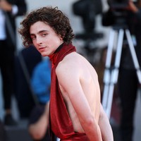 “Timothee Chalamet bangun tidur dan memutuskan untuk mengakhiri hidup kita semua (dengan penampilannya),” cuit netizen. Foto: Getty Images/Maria Moratti