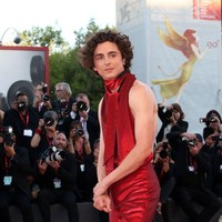 Timothee Chalamet memasangkannya dengan celana dari desainer yang sama. Celana model pipa ini berpotongan pas badan. Foto: Getty Images/Elisabetta A. Villa
