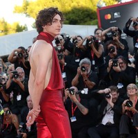 Timothee Chalamet membuat semua mata tertuju padanya saat di red carpet Venice Film Festival 2022. Sang aktor tampil dengan busana merah halter neck yang mengekspos punggung. Gayanya pun berujung viral di dunia maya. Foto tersebut dapat dilihat di sini. (Foto: Getty Images/Elisabetta A. Villa)