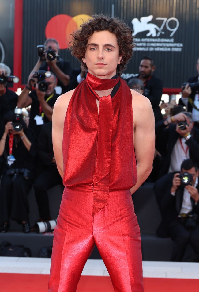 Aksen dasi di leher yang menjuntai hingga dada memberi sentuhan unik pada blouse berwarna merah rubi metalik ini. Foto: Daniele Venturelli/Getty Images