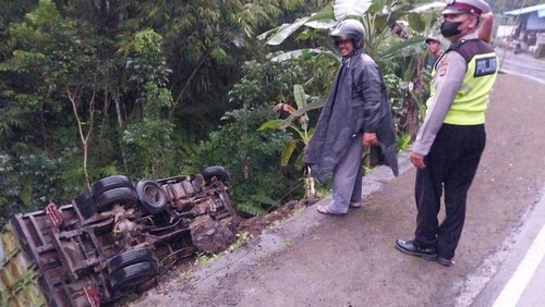 Truk yang terperosok ke jurang sedalam 10 meter di Karangasem akibat rem blong