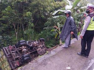 Rem Blong, Truk Pasir Terjun ke Jurang Sedalam 10 Meter di Karangasem