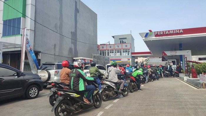 Warga Antre di SPBU Margonda, Depok
