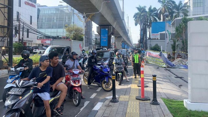 Warga antre mengisi BBM di SPBU Fatmawati, Jaksel, Sabtu (3/9/2022) pukul 15.15 WIB.