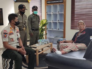Kehabisan Uang dan Telantar, Bule Australia Digeruduk Satpol PP