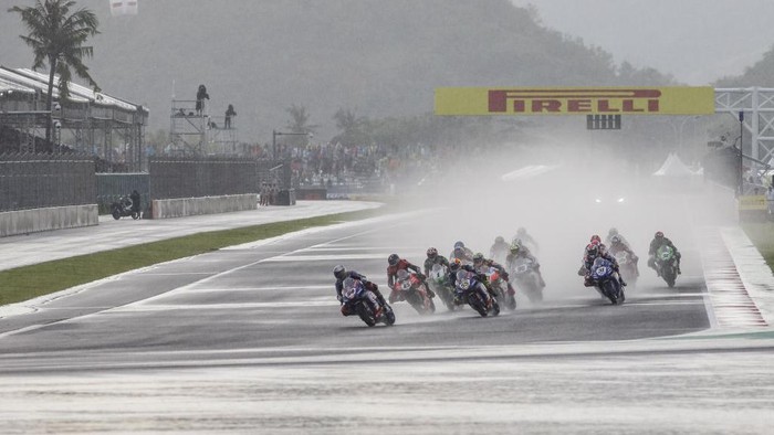 LOMBOK, INDONESIA - NOVEMBER 21: Riders competes on wet track due to heavy rain during second race of Pirelli Indonesian Round - The 2021 World Superbike Championship at Pertamina Mandalika International Street Circuit in Lombok, Indonesia on November 21, 2021. (Photo by Johannes P. Christo/Anadolu Agency via Getty Images)