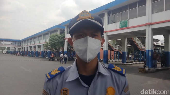 Admin Kemenhub RI di Terminal Bungurasih, Fauzi Faerullah saat sesi wawancara dengan detikJatim. Minggu (4/9/2022).