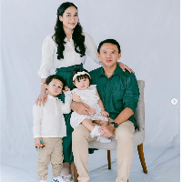 Puput Nastiti Devi tampil dengan makeup flawless hasil karya makeup artist victoria_makeupatelier. Penampilan Puput saat berfoto mesra dengan Ahok juga mendapat pujian netizen. “Cantik kaliii,” tulis netizen. Foto: Dok. petitebymono, Instagram victoria_makeupatelier