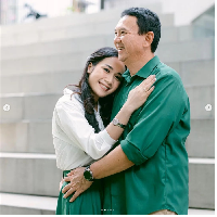 Puput Nastiti Devi yang sukses menurunkan berat badan hingga 20 kg tampil cantik saat pemotretan bersama Ahok dan kedua anaknya. Selain berpose bersama anak, Puput dan Ahok juga menjalani foto berduaan dengan mesra. Foto: Dok. petitebymono, Instagram victoria_makeupatelier