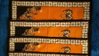 Meski tidak sepopuler serbet motif kotak-kotak, beberapa serbet jadul dengan motif batik seperti ini juga masih banyak dijual di toko online dengan ukuran beragam. Foto: Pool/Site