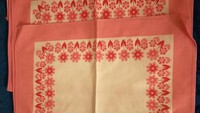 Tampil cantik dengan motif bunga berwarna peach, serbet jadul ini biasanya digunakan untuk lap di atas meja makan ketika ada tamu datang atau jamuan makan malam. Foto: Pool/Site
