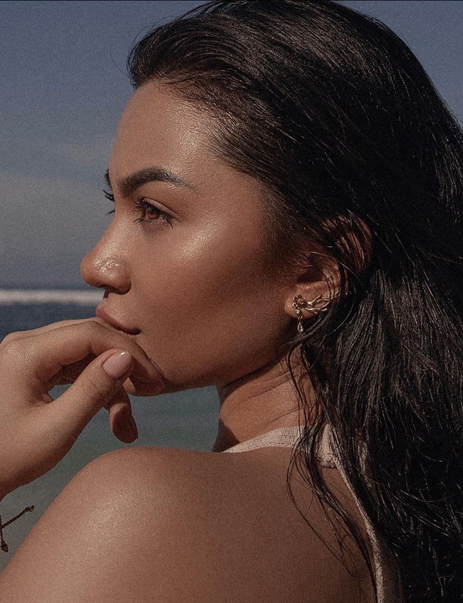 2. Bintang folm ‘Sayap-sayap Patah’ ini mengenakan crop top warna nude yang dipadu kain batik bernuansa cokelat.Ariel Tatum menampilkan keseksiannya saat pemotretan di Karma Kandara Private Beach, Bali. Foto: Instagram/@arieltatum @anaditya_