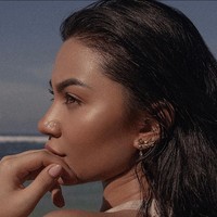 2. Bintang folm ‘Sayap-sayap Patah’ ini mengenakan crop top warna nude yang dipadu kain batik bernuansa cokelat.Ariel Tatum menampilkan keseksiannya saat pemotretan di Karma Kandara Private Beach, Bali. Foto: Instagram/@arieltatum @anaditya_