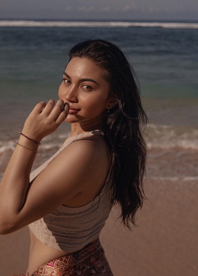 Kecantikan Ariel Tatum makin terpancar dengan makeup bernuansa nude. Foto: Instagram/@arieltatum @anaditya_