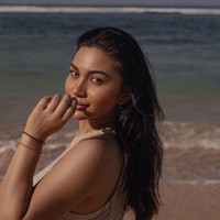 Kecantikan Ariel Tatum makin terpancar dengan makeup bernuansa nude. Foto: Instagram/@arieltatum @anaditya_