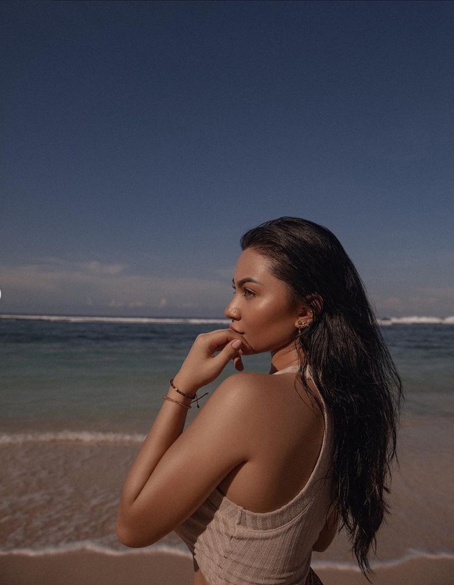 Rambut panjangnya digerai dan ditata bergelombang acak. Foto: Instagram/@arieltatum @anaditya_