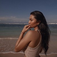 Rambut panjangnya digerai dan ditata bergelombang acak. Foto: Instagram/@arieltatum @anaditya_