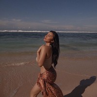 Bintang folm ‘Sayap-sayap Patah’ ini mengenakan crop top warna nude yang dipadu kain batik bernuansa cokelat. Foto: Instagram/@arieltatum @anaditya_