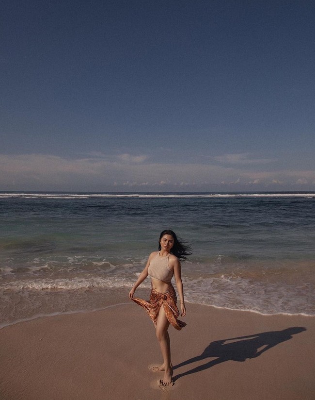 Busana atasan crop top memperlihatkan perut ramping dan rata aktris berusia 26 tahun ini, yang membuat netizen salfok. Foto: Instagram/@arieltatum @anaditya_