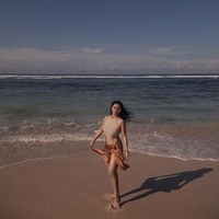 Busana atasan crop top memperlihatkan perut ramping dan rata aktris berusia 26 tahun ini, yang membuat netizen salfok. Foto: Instagram/@arieltatum @anaditya_