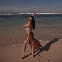 Pemotretan di tepi pantai ini digarap oleh fotografer asal Bali, Agung Ngurah Aditya. Foto: Instagram/@arieltatum @anaditya_