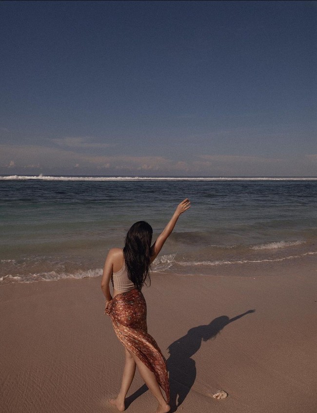 Penampilannya mendapat banyak pujian dari netizen. “EMANG BOLEH CANTIK GINI HAHHH, ya allah mba ariell masyaallah,” komentar salah satu netizen. Foto: Instagram/@arieltatum @anaditya_