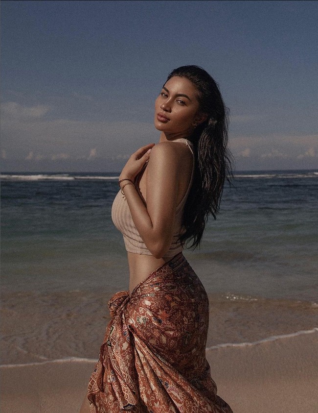 Dalam unggahan foto di Instagram @anaditya, ia memberi tema pemotretan tersebut dengan ‘Cerita Cakrawala’. Foto: Instagram/@arieltatum @anaditya_