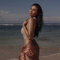 Dalam unggahan foto di Instagram @anaditya, ia memberi tema pemotretan tersebut dengan ‘Cerita Cakrawala’. Foto: Instagram/@arieltatum @anaditya_