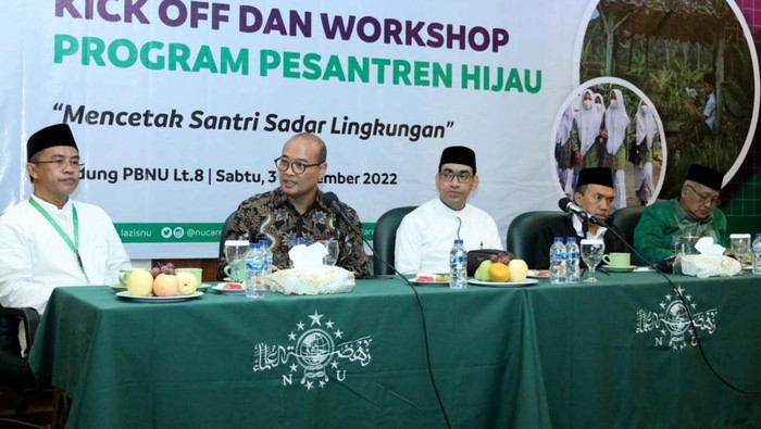 Atasi Problem Lingkungan dengan Program Pesantren Hijau Sebagai upaya dalam menjaga dan merawat kelestarian lingkungan hidup, Lazisnu PBNU menggelar program Pesantren Hijau.