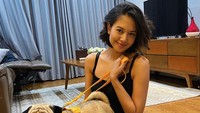 Penampilan Aurelie Moeremans yang terlihat makin cantik. Perempuan berdarah Belgia itu juga berpose dengan anjingnya. Foto: dok instagram Aurelie