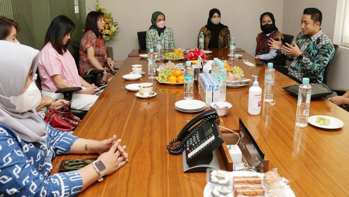 AXA Mandiri Apresiasi Pelanggan Direktur PT AXA Mandiri Financial Services (AXA Mandiri) Rudi Nugraha didampingi karyawan Bank Mandiri Region VII/Jawa 2 Dwi Arti dan Sri Bayu WP serta Galila Maharipah dari AXA Mandiri berbincang dengan Ratna Djelita istri nasabah AXA Mandiri setelah penyerahan secara simbolis pembayaran klaim sebesar lebih dari Rp 25 Miliar di Semarang, Jawa Tengah, Jumat (2/9/2022).