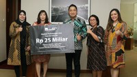 Direktur PT AXA Mandiri Financial Services (AXA Mandiri) Rudi Nugraha didampingi karyawan Bank Mandiri Region VII/Jawa 2 Dwi Arti dan Sri Bayu WP serta Galila Maharipah dari AXA Mandiri berbincang dengan Ratna Djelita istri nasabah AXA Mandiri setelah penyerahan secara simbolis pembayaran klaim sebesar lebih dari Rp 25 Miliar di Semarang, Jawa Tengah, Jumat (2/9/2022). 