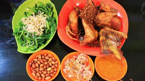 Kuliner ayam betutu goreng khas Gilimanuk yang tidak pedas.