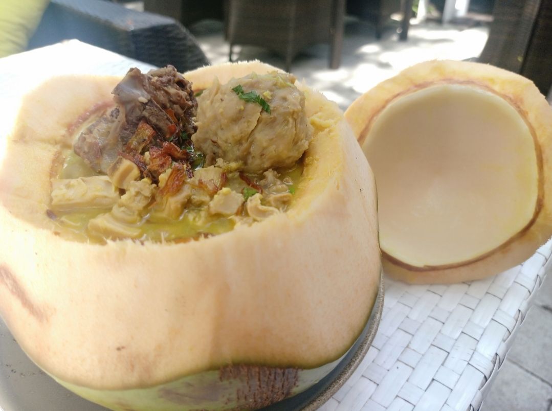 Bakso Kelapa Sapi Super Komplit di Bakso Mukbang, Jalan Tantular Barat No 81 Denpasar, Bali.