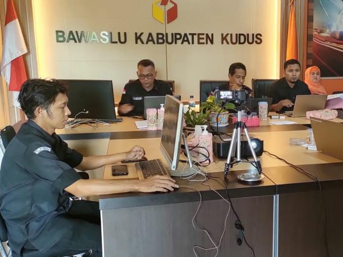 Bawaslu Kudus saat mengecek Sipol, September 2022.