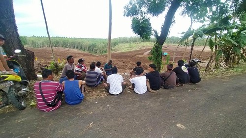 Belasan warga Banjar adat Sumbermis, mendatangi lokasi rencana peletakan batu pertama berharap ketemu Gubernur Bali, di Desa Pekutatan, Kecamatan Pekutatan, Jembrana Bali, Minggu (4/9/2022)