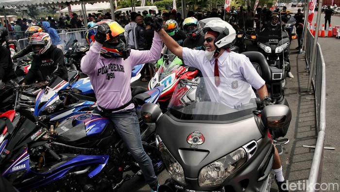 Brum Brum... Melihat Pebalap Street Race Gaspol Di Kemayoran Sejumlah pebalap mengikuti perlombaan Street Race Polda Metro Jaya di kawasan Jalan Benyamin Sueb, Kemayoran, Jakarta Pusat, Minggu (4/9).