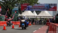 Sejumlah pebalap mengikuti perlombaan Street Race Polda Metro Jaya di kawasan Jalan Benyamin Sueb, Kemayoran, Jakarta Pusat, Minggu (4/9/2022).