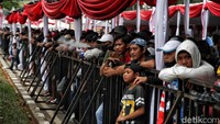Penonton antusias menyaksikan ajang street race Kemayoran.