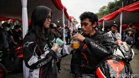 Seorang kru tim balap memberikan minuman kepada pembalapnya. Program street race ini bertujuan untuk menekan angka balapan liar yang ada di Jakarta.