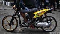 Sejumlah motor modifikasi pun seliweran di ajang street race Kemayoran, ini salah satunya.