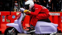 Seorang pembalap tengah beraksi memacu motornya di lintasan street race Kemayoran.