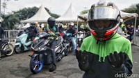 Seorang peserta street race berdoa sebelum memulai balapan.