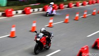 Dua pebalap saling memacu motornya di lintasan street race Kemayoran. Street race hadir atas fenomena balapan liar yang masih marak di jalanan ibukota sehingga polisi memberikan wadah bagi para penggemar otomotif.