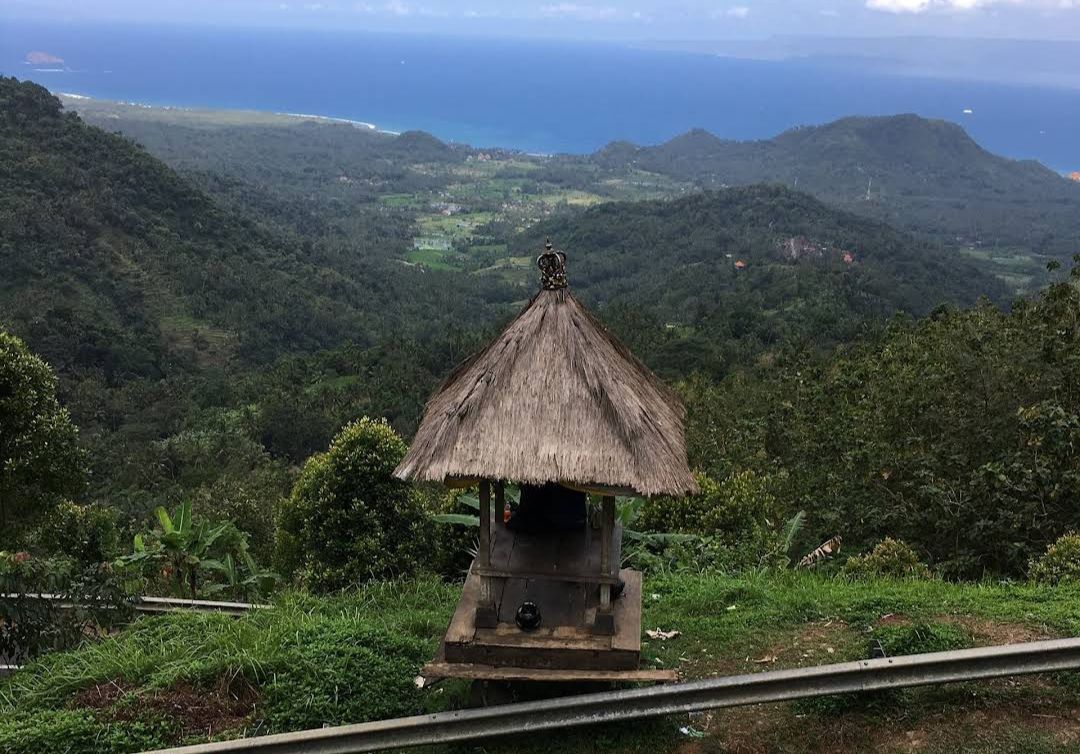 Menikmati panorama dari atas Bukit Putung di Desa Adat Putung, Duda Timur, Kecamatan Selat, Kabupaten Karangasem, Bali.